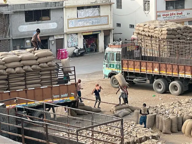 બીબીસી ગુજરાતી, ગુજરાત, ખેતી, મગફળીના ખેડૂતો, રાજકોટ માર્કેટિંગ યાર્ડ
