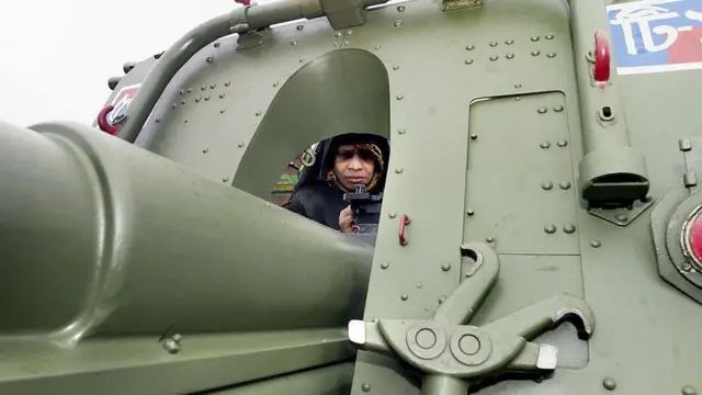 ট্যাংকে সেনাবাহিনীর একজন নারী সদস্যকে দেখা যাচ্ছে। 