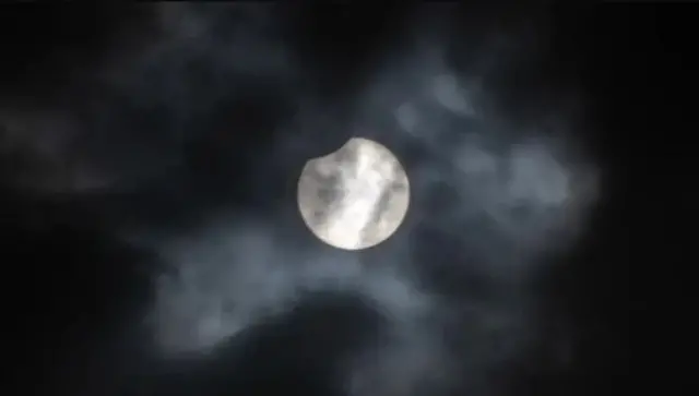 O eclipse solar parcial visto de Dacar no Senegal