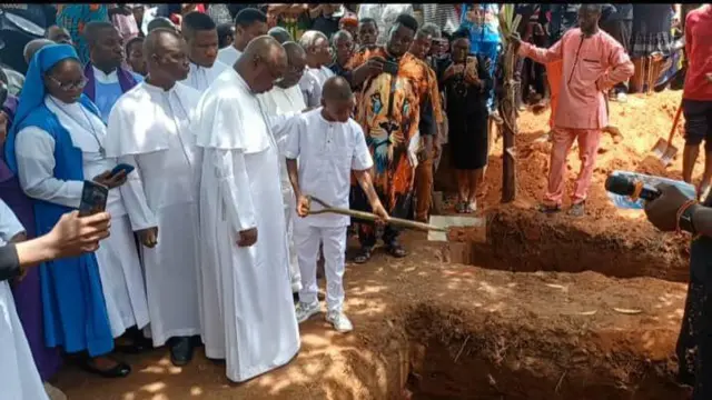 Mgbe di ọkpara ụmụaka ndị a na-etinye aja n'ala iji kwanyere ha ugwu ikpeazụ