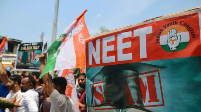 पेपर लीक और परीक्षा में कथित अनियमितताओं के खिलाफ श्रीनगर में प्रदर्शन करते यूथ कांग्रेस के कार्यकर्ता. (फाइल फोटो, 26 जून 2024)