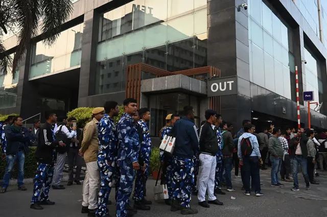 কলকাতায় আই-প্যাক কার্যালয়ে ইডি তল্লাসির সময় বাইরে নিরাপত্তারক্ষী ও সাধারণ অফিসকর্মীদের ভিড়, ৮ জানুয়ারি ২০২৬