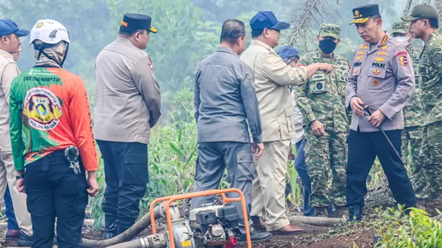 Presiden Prabowo Subianto (tengah) berbincang dengan Kapolri Jendral Pol Listyo Sigit Prabowo (kedua kanan) dan Panglima TNI Jenderal TNI Agus Subiyanto (kanan) saat meninjau lokasi kebakaran hutan dan lahan (karhutla) di Kawasan Kubu Raya, Pontianak, Kalimantan Barat, Sabtu (22/8/2026).