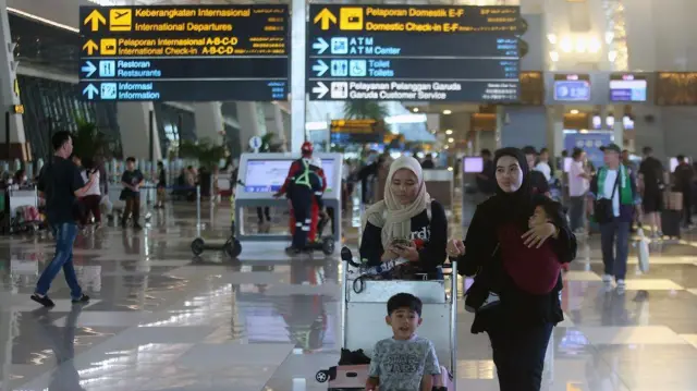 Calon penumpang berjalan di selasar Terminal 3 Bandara Soekarno Hatta, Tangerang, Banten, Selasa (2/7/2024).