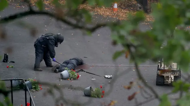 Ṣíṣe àyọ̀wò bóyá àdó olóró wà lára afurasí tí àwọn ọlọ́pàá yìnbọn pa.