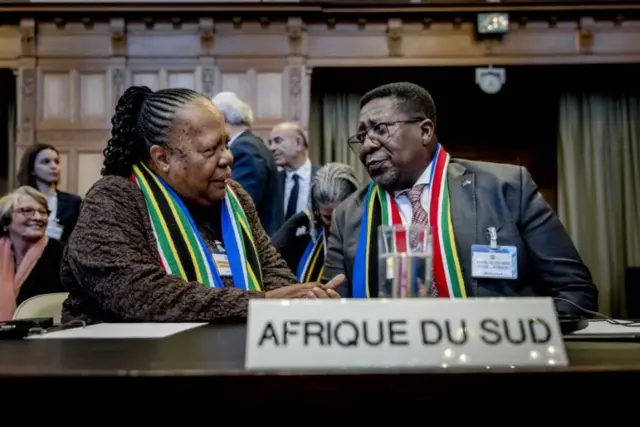 وزيرة خارجية جنوب أفريقيا وسفير جنوب أفريقيا في لاهاي.