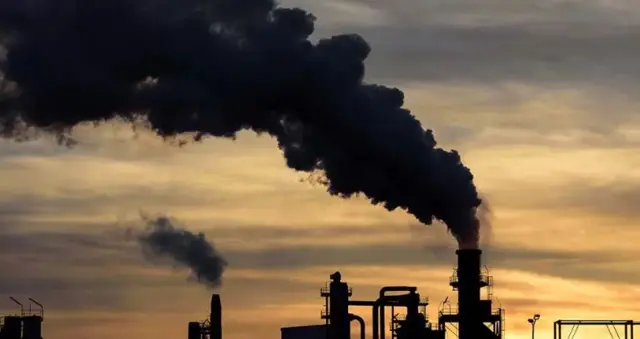 Ikuku anwụrụ ọjọọ na-esi na mmepụta ọkụ latrịk na mmanụ ụgbọala so isi sekpụ ntị n'okwu mmetọ ihu eligwe.