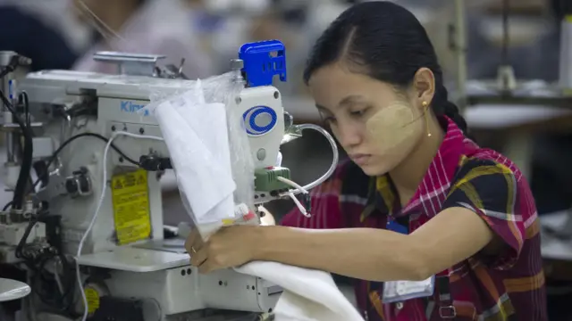 အထည်ချုပ်လုပ်ငန်းကိုရော ပိတ်ဆို့သင့်လား