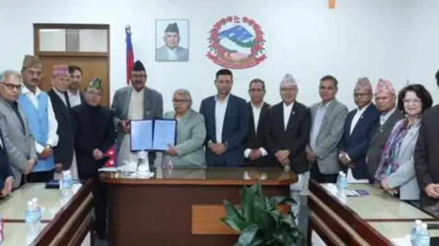 प्रतिवेदन बुझ्दै प्रधानमन्त्री