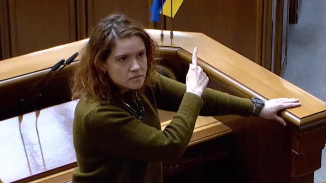 Мар'яна Безугла погрожує спікеру заблокувати трибуну парламенту