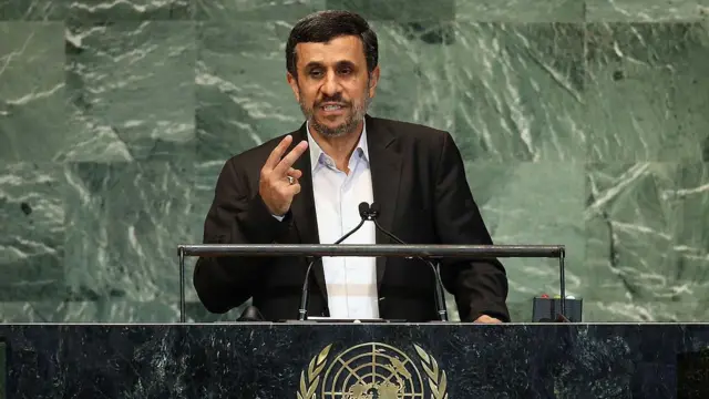 Mahmud Ahmedinejad konuşma yaparken. 