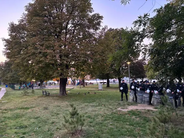 Полиција у парку пред почетак протеста
