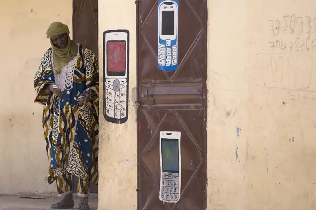 Homme avec un téléphone
