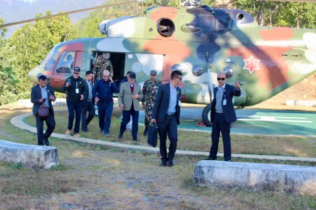 भूकम्प प्रभावित क्षेत्रमा पुगेका प्रधानमन्त्री प्रचण्ड