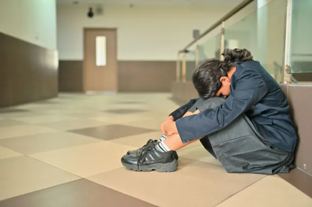 तणावग्रस्त शाळकरी विद्यार्थिनी