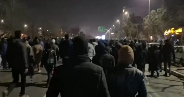 İran'ın Meşhed kentinde düzenlenen son protestolarda göstericiler "Şah çok yaşasın!" şeklinde slogan attı