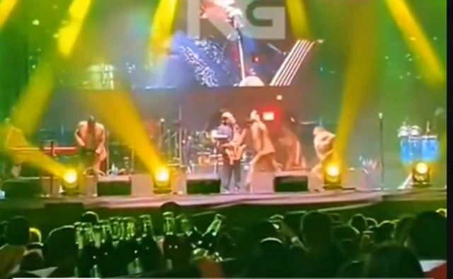 Imagen de video que muestra el momento en que los integrantes del grupo Agua Marina son alcanzados por las balas. 