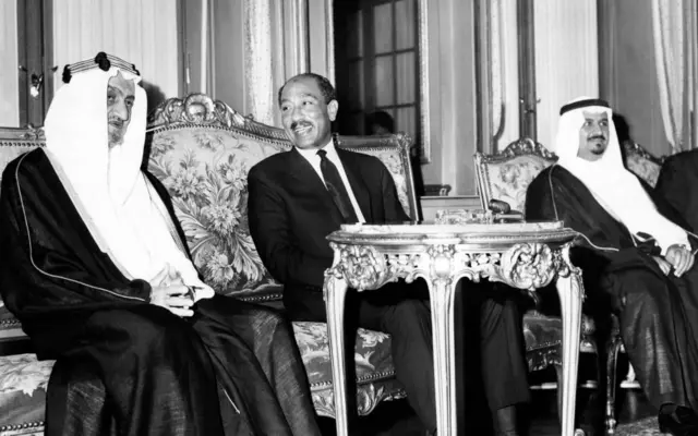 O rei Faisal e o líder egípcio Anwar el-Sadat numa reuniãoestratégia roleta crazy time1974