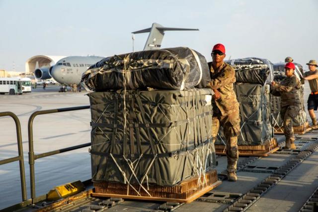 Soldados cargando ayuda en un avión de carga