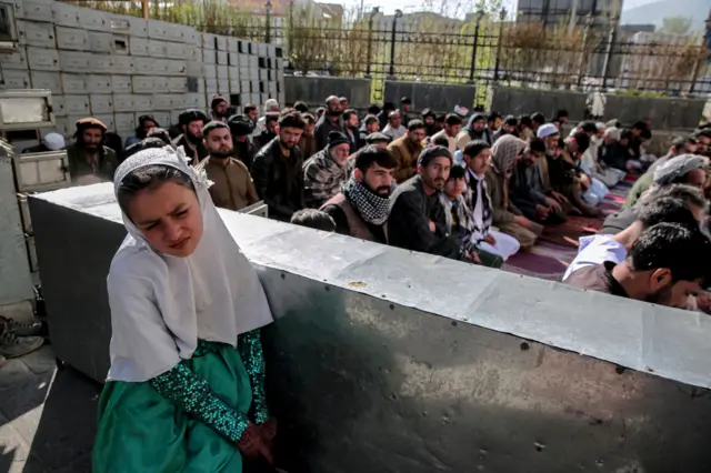 يؤدي الأفغان صلواتهم خلال عيد الفطر في كابول، أفغانستان