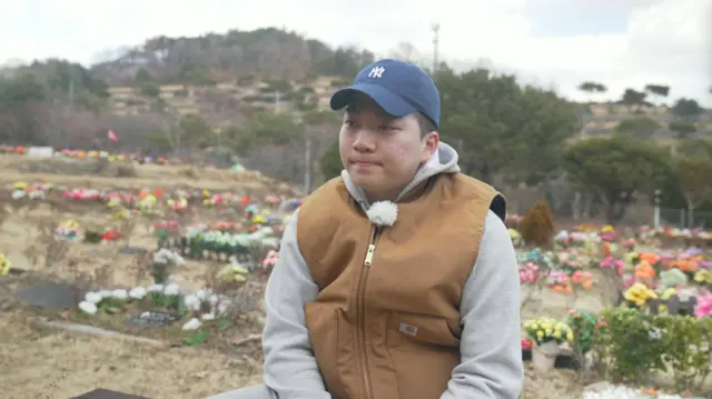 12.29 여객기 참사로 부모를 잃은 박근우(22) 씨가 BBC와 인터뷰를 하고 있다.