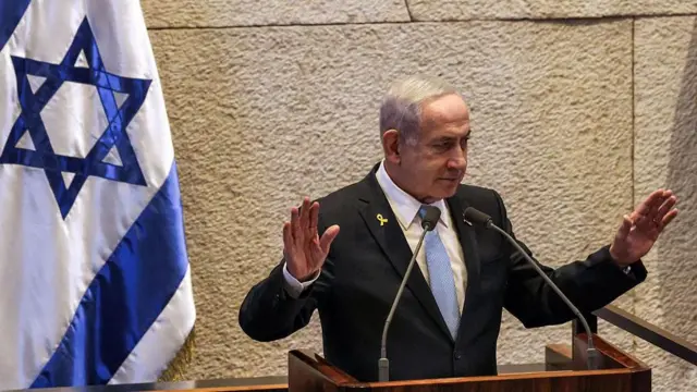Zdjęcie pokazuje premiera Izraela Beniamina Netanjahu przemawiającego w trakcie sesji w Knesecie. 