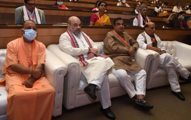 মোদীর পরেই বিজেপিতে সব চেয়ে গুরুত্ব পান যে নেতারা (সামনের সারিতে বসা)