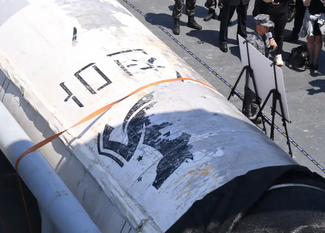 발사 실패 후 수거된 북한 첫 군사정찰위성 '만리경 1호'를 실은 위성운반로켓 '천리마-1형'