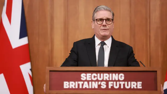 کی‌یر استارمر صبح دوشنبه ۲۲ اردیبهشت در دفتر نخست‌وزیری صحبت کرد