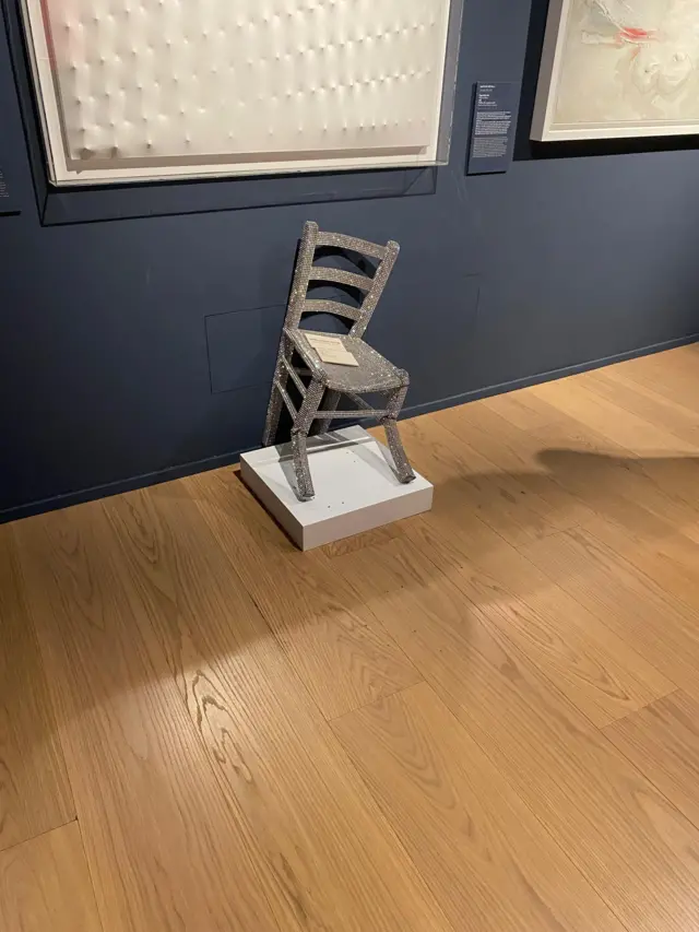 Slika stolice sa dve slomljene nogare i sedištem