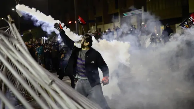 27 सप्टेंबर रोजी पेरूतील जेन झी तरुणांनी सरकारी भ्रष्टाचार आणि वाढती असुरक्षितता याविरोधात आंदोलन केलं. त्यावेळी आंदोलक तरूण आणि पोलिसांमध्ये चकमक झाली.