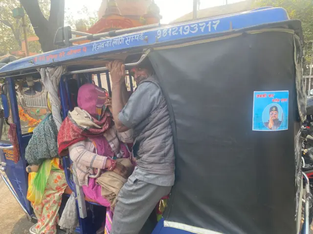 एउटा विद्युतीय रिक्सामा जनकपुरको जानकी चौकमा सवार यात्रुहरू। उक्त रिक्सामा 'अबकी बार बालेन सरकार' लेखिएको स्टिकर टाँसिएको छ।