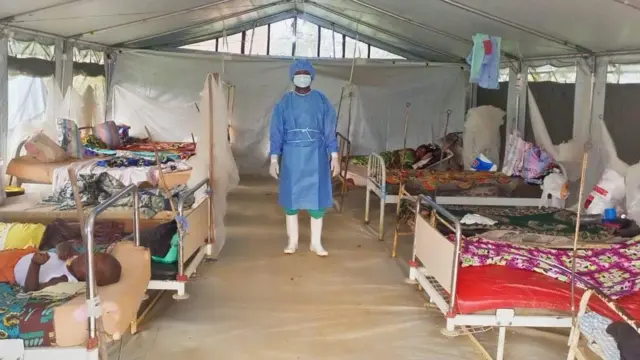 Le centre de traitement de la variole à Kamituga, en RDC, fournit des soins d'urgence aux patients et soutient les efforts de recherche et de surveillance.