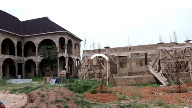 Ile ori oke fẹgbẹ kan ile ilẹ nibi ti Ọba Joseph Oloyede n kọ aafin igbalode si niluu Ipetumodu