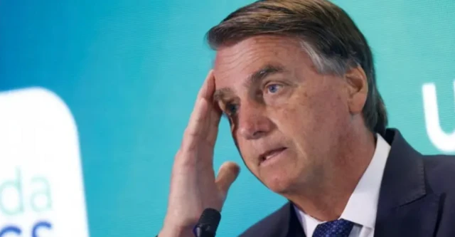 Jair Bolsonaro com a mão direita na têmpora e aparênciapoker spinpreocupação