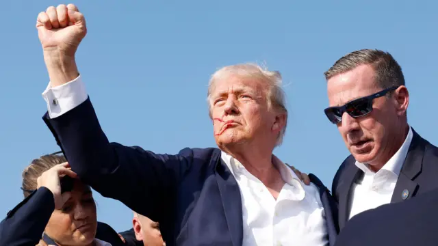 ပစ်ခတ်ခံရပြီးတဲ့နောက် စကားပြော စင်မြင့်ကနေ ဆင်းဖို့ ပြင်နေတဲ့ သမ္မတဟောင်း ထရမ့် 