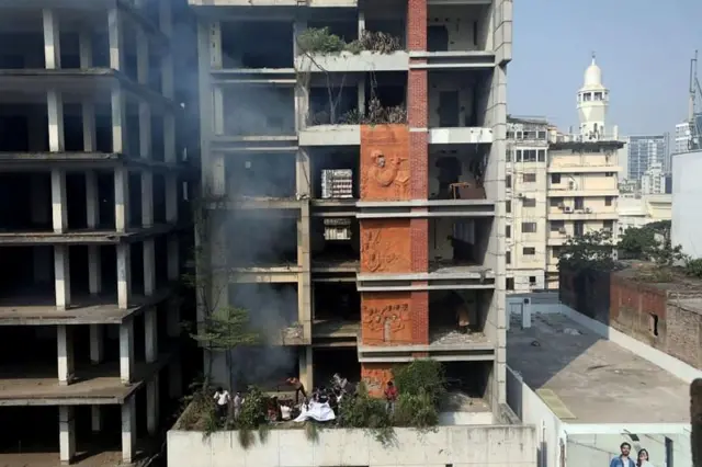 १३ नोभेम्बर २०२५का दिन ढाकास्थित अवामी लीगको केन्द्रीय कार्यालयमा आगो लगाइएको थियो 