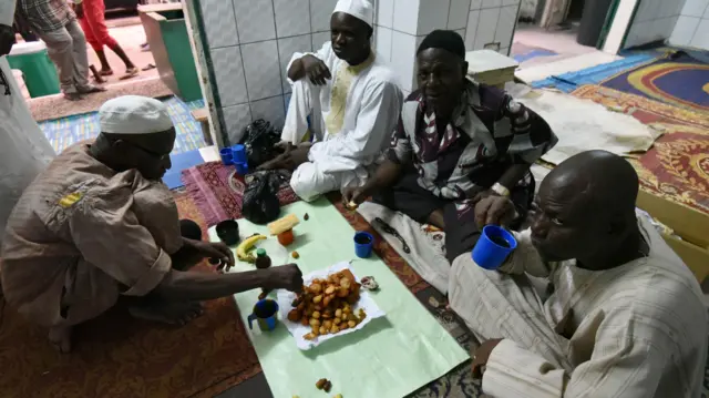 Muslims dey break dia fast for June 6, 2016 for one mosque for Treichville, one district of Abidjan.