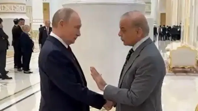 शुक्रवारी पाकिस्तानचे पंतप्रधान शाहबाज शरीफ यांनी रशियाचे राष्ट्राध्यक्ष व्लादिमीर पुतिन यांची भेट घेतली.