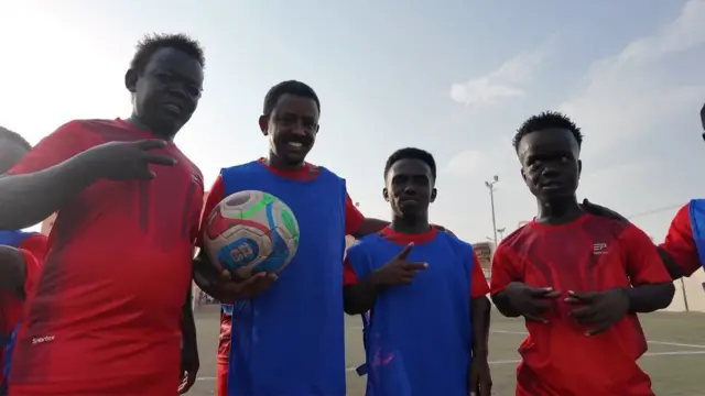 لاعبو المنتخب السوداني لكرة القدم لقصار القامة.
