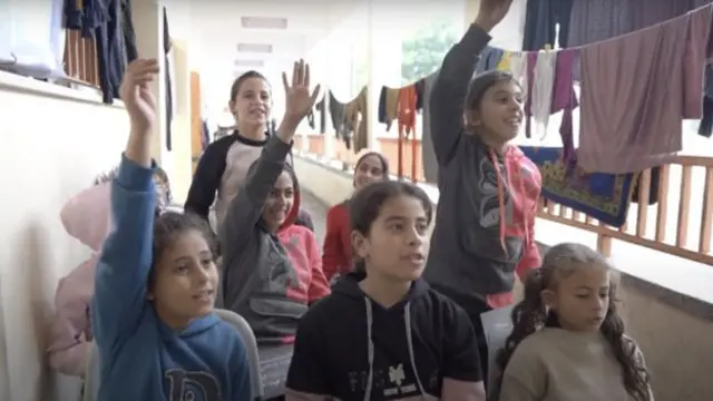 फोटो कॅप्शन: युद्धाच्या काळात मुलांना दिलासा देण्याचा हा प्रयत्न असल्याचे तारिकचे मत आहे.