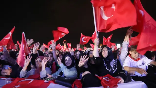এরদোয়ানের জয়ের পর আঙ্কারার রাস্তা তুরস্কের পতাকায় ছেয়ে যায়