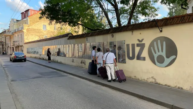 Zid na kome se nalazi ustav republike Užupis na više desetina svetskih jezika