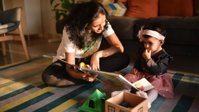 आई आणि लहान बाळ 