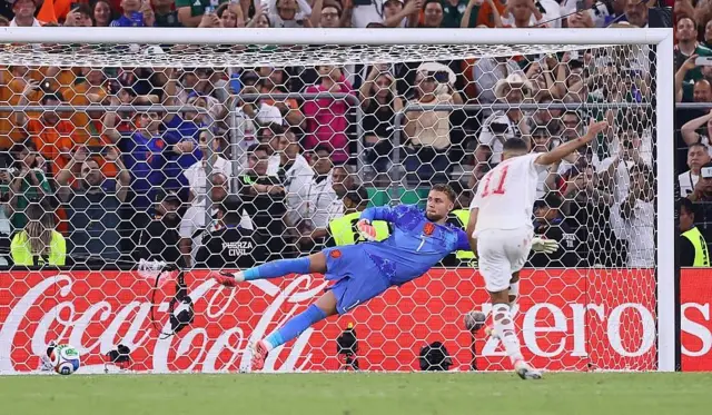 El jugador Ismael Saibari de Marruecos convierte un penal durante el partido con Países Bajos