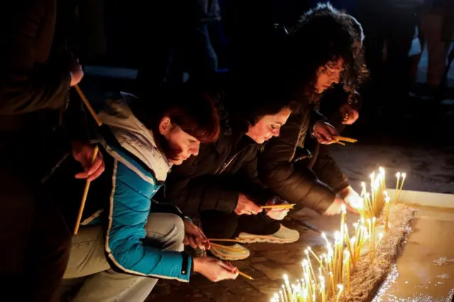 Ljudi pale sveće za ubijene u masovnom zločinu na Cetinju 2. januara 2025.