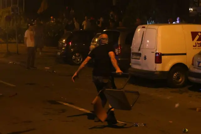 Demonstrant sa stolicom u Novom Sadu