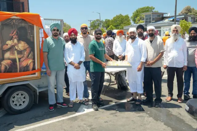 ਲੰਗਰ ਦੀ ਸੇਵਾ ਕਰਦੇ ਹੋਏ ਨੌਜਵਾਨ