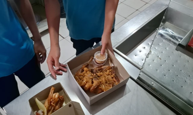 Ayam Goreng Widuran, ayam goreng kremes, non-halal