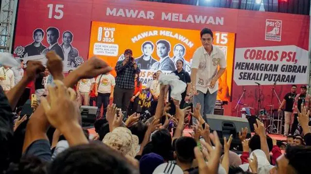 Ketua Umum Partai Solidaritas Indonesia (PSI) Kaesang Pangarep membagikan kaos saat kampanye di Malang, Jawa Timur, Kamis (1/2/2024).